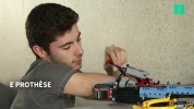 Le Youtubeur 'Hand Solo' crée une prothèse en Lego pour un petit garçon né sans bras_480p.mp4